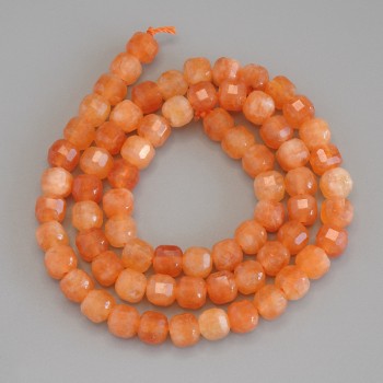 Korálky z nefritu Mašan brusované kostky, průměr 6×6 mm ± na niti, délka 40 cm+