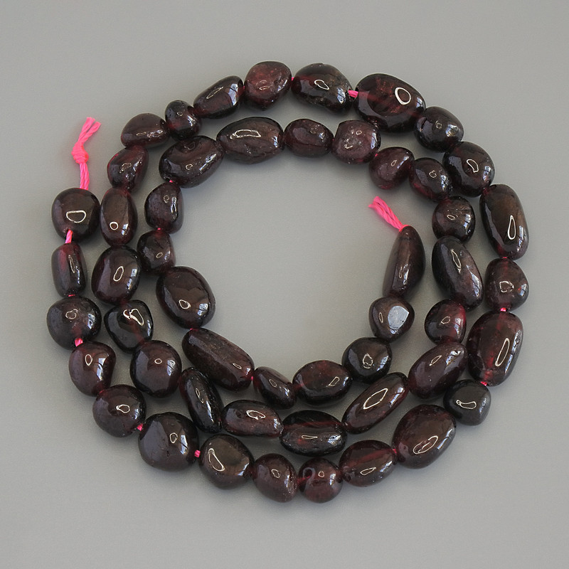 Granát brusované korálky, průměr 8–12×6–8 mm, na niti, délka 40 cm+