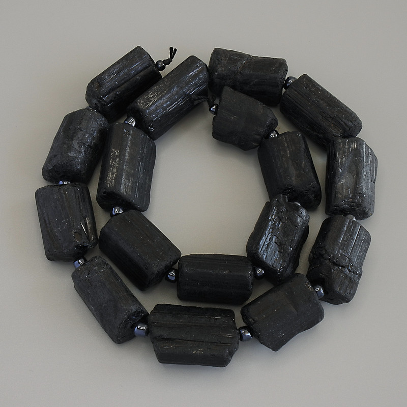 Korálky turmalínu Sherl, nerafinovaný kámen, průměr 19–22×13–16 mm ±, rokajl 4 mm ±, na niti, délka 39 cm ±
