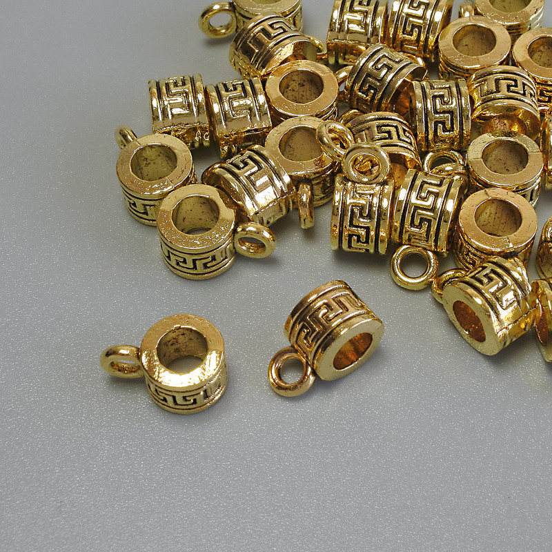 Poutko zlaté barvy kovu, rozměry 6,5×5×9,5 mm, otvory 4 mm a 2 mm, balení 20 g, 29 ks