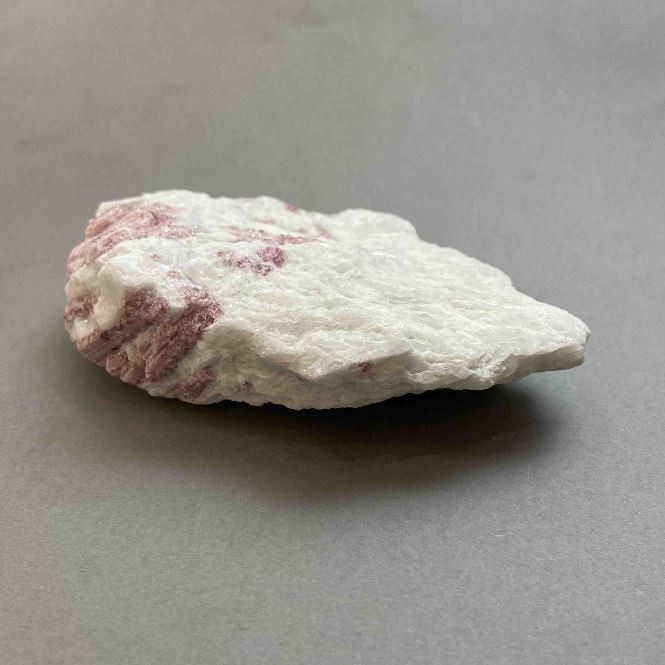 Suvenírový nezpracovaný turmalín, hmotnost 239 g, rozměry 110 × 74 × 30 mm +