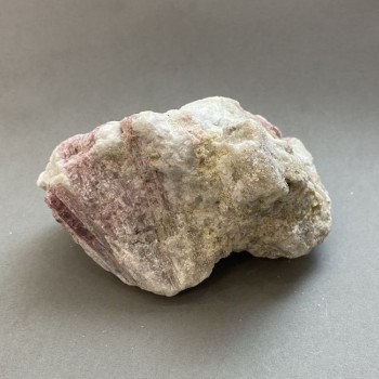 Neopracovaný suvenýrový turmalín, hmotnost 355 g, rozměry 85 × 61 × 55 mm+