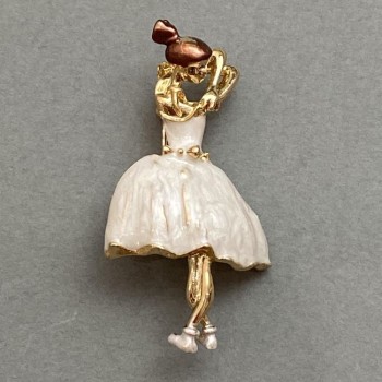 Brož Baletka, bílý smalt, zlatý kov 45×24 mm+