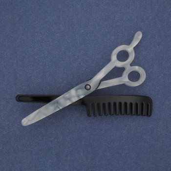 Brož Nůžky s hřebenem z akrylu, stříbrný kov 70×44 mm+