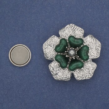 Brož na magnetu – Zelený smaltovaný květ s perlou, stříbrný kov, 38 mm+