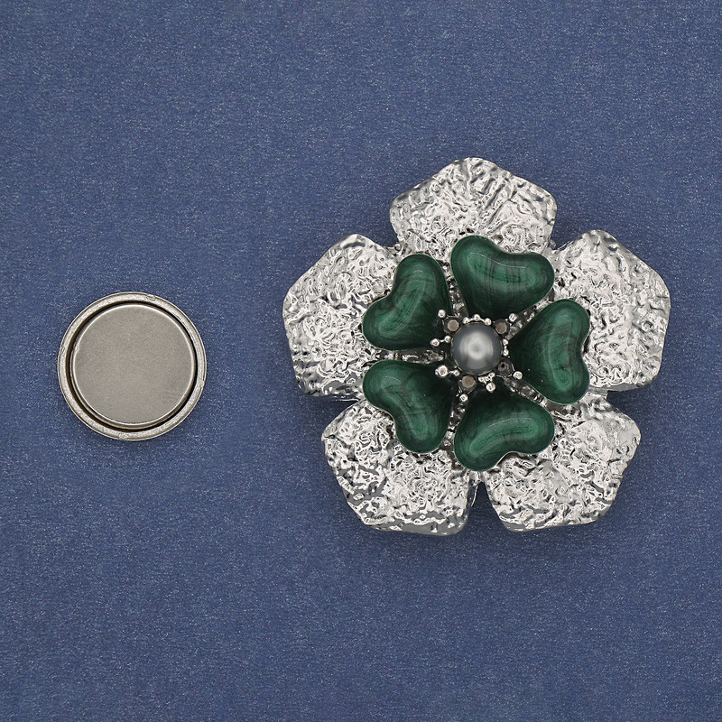Brož na magnetu – Zelený smaltovaný květ s perlou, stříbrný kov, 38 mm+