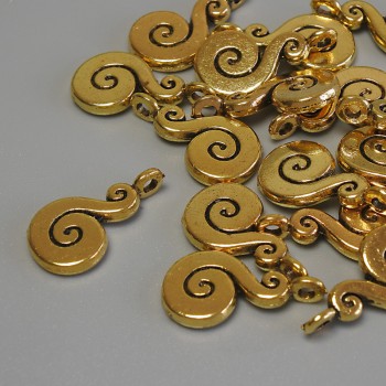 Přívěsek zlaté barvy, kovový, rozměry 17×10×2 mm, otvor 2 mm, balení 20 g (~17 ks)