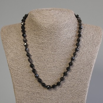 Náhrdelník ze stříbrného obsidiánu, facettované korálky, průměr 8×7 mm, délka cca 50 cm, s karabinkou
