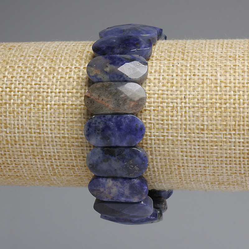 Náramek ze sodalitu, granované zaoblené články, průměr cca 20×10 mm, délka cca 18 cm, elastická šňůrka