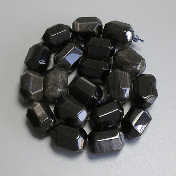Korálky ze stříbrného obsidiánu, víceúhelníkové, průměr 20×14 mm, na niti, délka 38 cm+