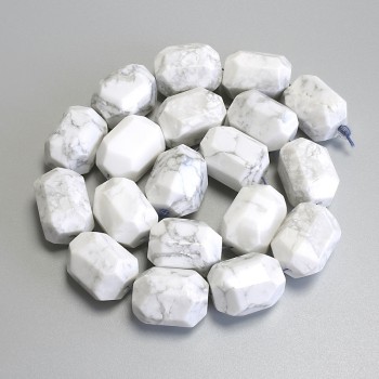 Korálky z kaholongu, víceúhelníkové, průměr 18–21×14–16 mm, navlečené na pevné niti, délka cca 38 cm+