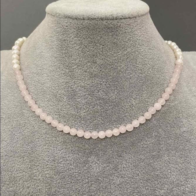 Choker z říčních perel, průměr 5,5×5 mm ±, kulička z růžového křemene 4,5 mm ±, délka 42 cm ±, zapínání typu toggle s přívěskem