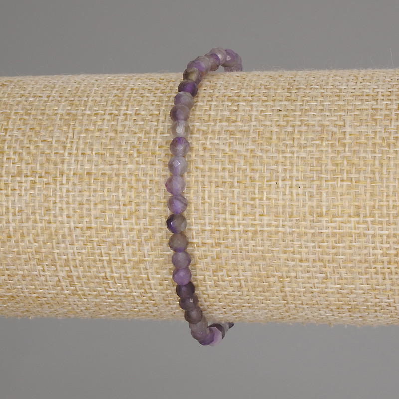 Náramek z ametystu, brusovaná kulička, průměr 4 mm, délka 18 cm, elastické provedení.