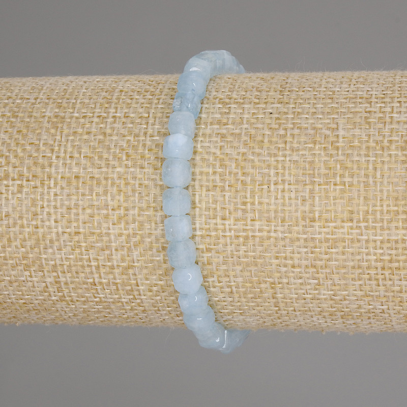 Náramek z akvamarínu s fazetovanými kubíky o rozměru 5×5 mm, délka 18 cm, elastický