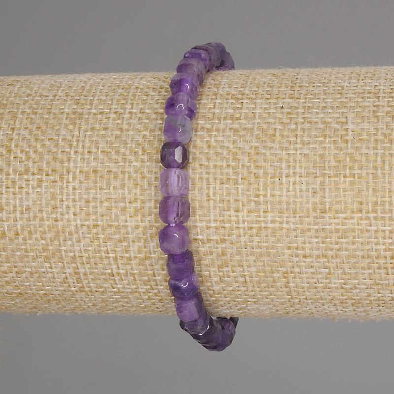 Náramek z ametystu, broušené kubíky, rozměr 5×5 mm, délka 18 cm, elastický