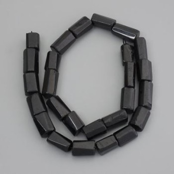 Korálky z turmalínu, opracovaný kámen, průměr 11–16×7–9 mm ±, na niti, délka 39 cm