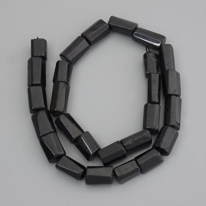 Korálky z turmalínu, opracovaný kámen, průměr 11–16×7–9 mm ±, na niti, délka 39 cm