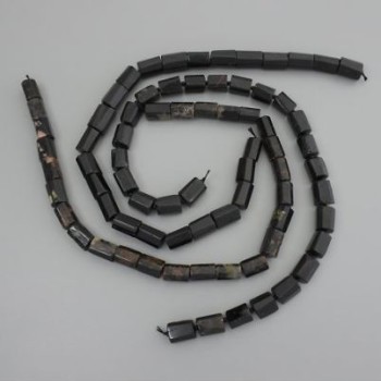 Korálky z turmalínu, opracovaný kámen, průměr 14–16×11–13 mm, navlečené na niti, délka 39 cm+