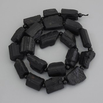 Korálky turmalín šerl nerafinovaný kámen, průměr 15–18 × 10–12 mm ± biser 4–5 mm ± na niti, délka 41 cm+