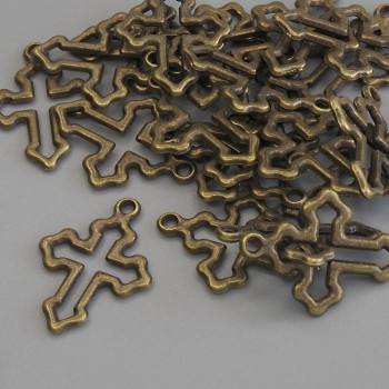 Přívěšek ve tvaru kříže bronzové barvy, průměr 21×15 mm, balení 23 ks