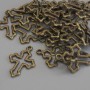 Přívěšek ve tvaru kříže bronzové barvy, průměr 21×15 mm, balení 23 ks