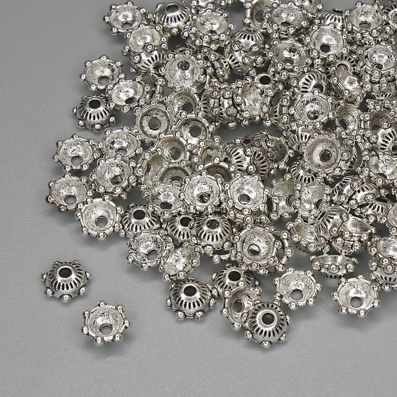 Čepičky na korálky, barva kovu stříbrná, průměr 6×1 mm, otvor 1,4 mm, balení 20 g (~146 ks)