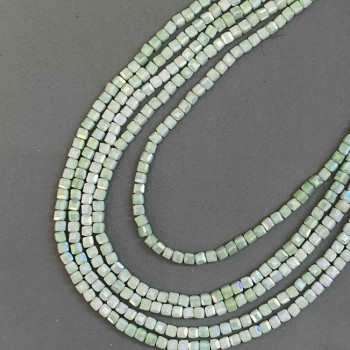 Korálky z českého křišťálu, salátově zelené s benzínovým nástřikem na niti, kubické broušené, průměr 4×4 mm, délka 38 cm