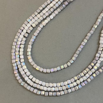 Korálky z českého křišťálu, šedé s benzínovým nástřikem na niti, broušené kubické, průměr 4×4 mm, délka 38 cm