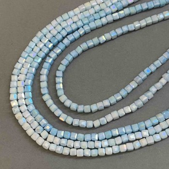 Korálky český křišťál modrobarevné s efektem benzínového přelivu na nitі, kubické 4×4 mm, délka 38 cm