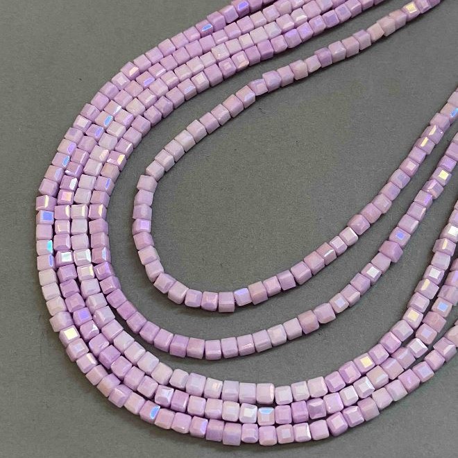 Fialové korálky z českého křišťálu s nástřikem benzín na šňůrce, broušené kostky, průměr 4×4 mm, délka 38 cm, + -
