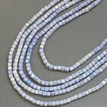 Korálky Český křišťál modré s benzínovým nástřikem na niti, brusované kostky, průměr 4×4 mm, délka 38 cm +