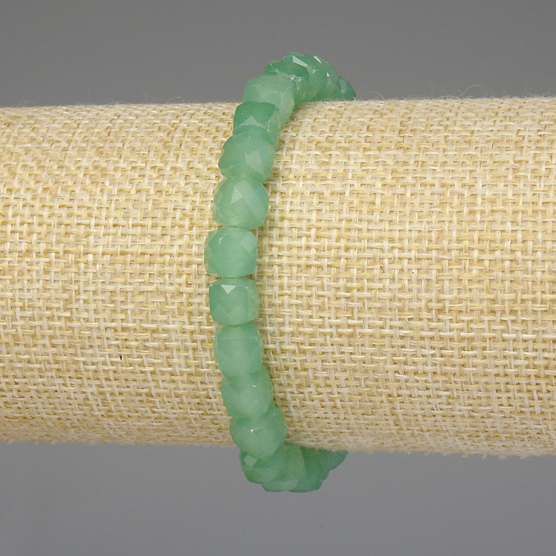 Náramek z broušeného nefritu – kubík 7×7 mm ±, délka 18 cm ±, elastický