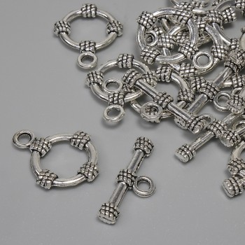 Kovová spona typu toggle, průměr kruhu cca 14 mm, táhlo 19,5×3,5 mm, průměr otvoru 9 mm, stříbrný odstín kovu, matná povrchová úprava, sada 11 ks
