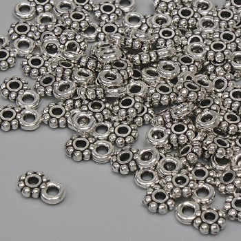 Přívěsek ve stříbrné barvě kovu, průměr 7×4,5 mm, ± otvor závěsku 1,5 mm, balení 84 ks