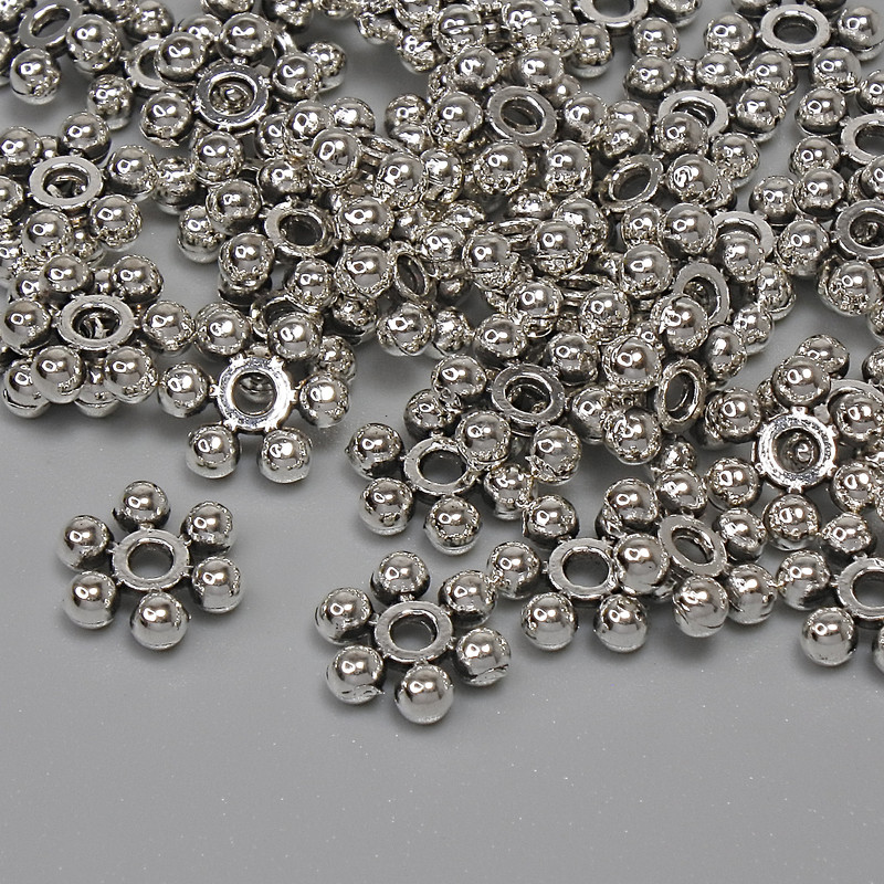 Kovové komponenty – korálka-vložka, barva kovu: stříbrná, průměr 7×2 mm, otvor cca 1,5 mm, balení 44 ks
