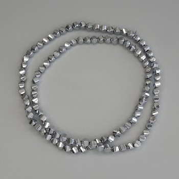 Korálky z hematitu stříbrné barvy, rombový tvar 4×4 mm ± na niti, délka 40 cm