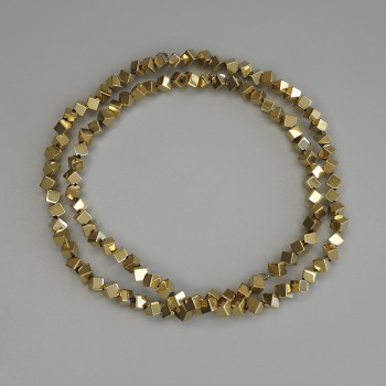 Hematitové korálky zlaté barvy, kostky 3×3 mm, s průchozím otvorem, na niti, délka 38 cm