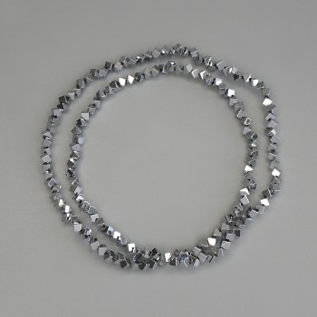 Korálky hematit, barva stříbrná, kostky 2×2 mm, s průchozí dírkou, na vlascu, délka 38 cm+