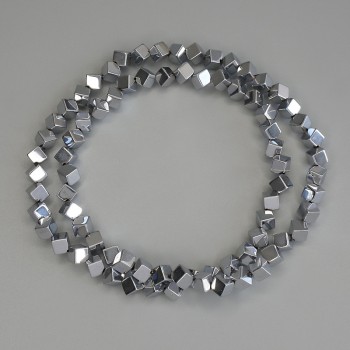 Korálky hematit stříbrné čtvercové 4×4 mm, s příčným otvorem, na niti, délka 38 cm+