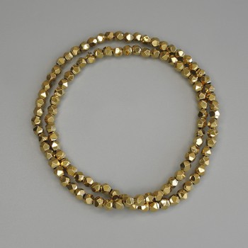 Korálky hematitu zlaté barvy, víceúhelníkové, průměr 3,5×3,5 mm, navlečené na vlascu, délka 40 cm+