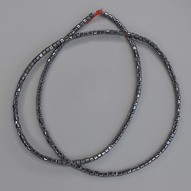 Korálky hematitu ve tvaru čtverců 2×2 mm na niti, délka 40 cm
