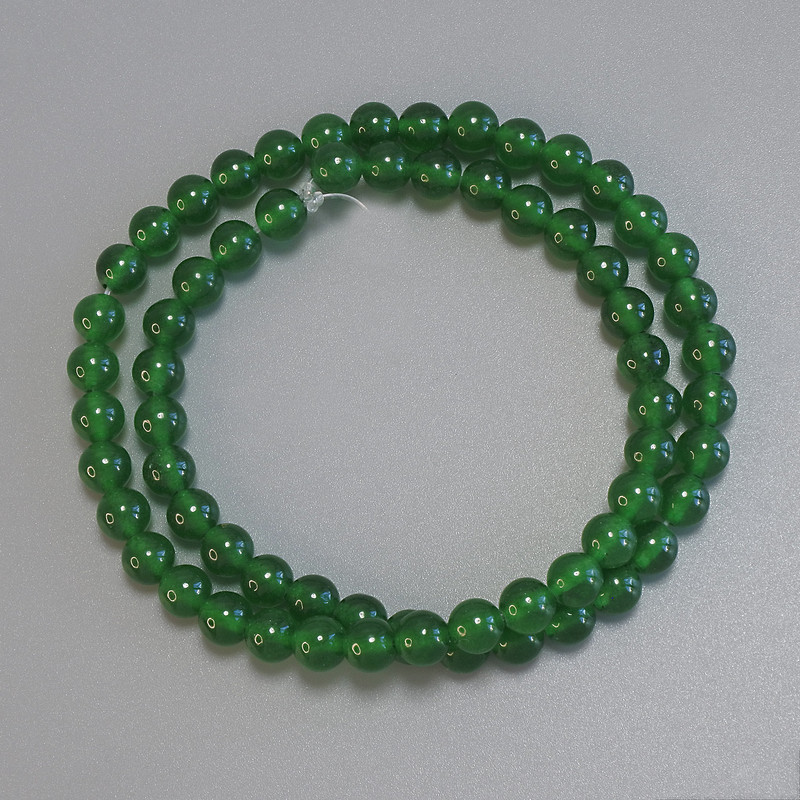 Korálky z chrysoprasu – hladké kuličky, průměr 6 mm, délka 38 cm na niti