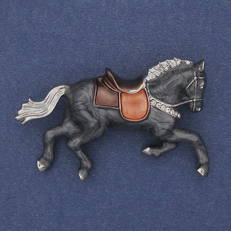 Brož Kůň – šedá email, bílé štrasové kamínky, zlatý kov, 50×32 mm+