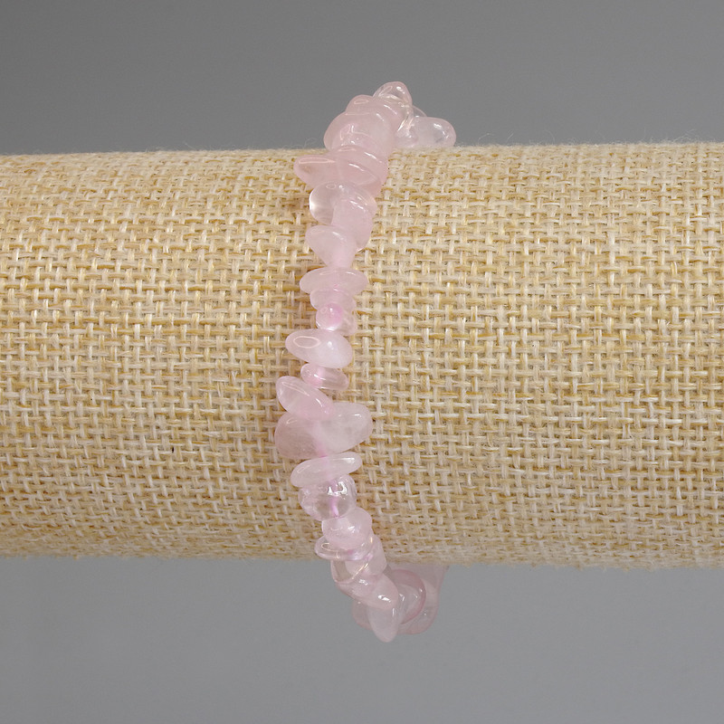 Náramek z růžového křemene – drobná zrníčka 5–12×2–5 mm, délka 18 cm, elastický