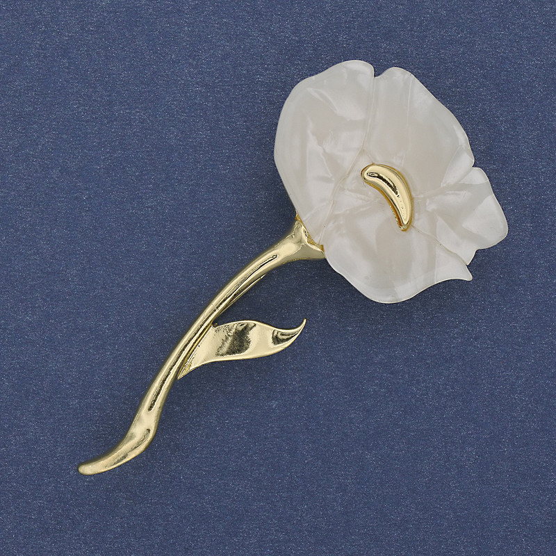 Brož květ máku bílý perleťový 63×32 mm ± zlatistý kov