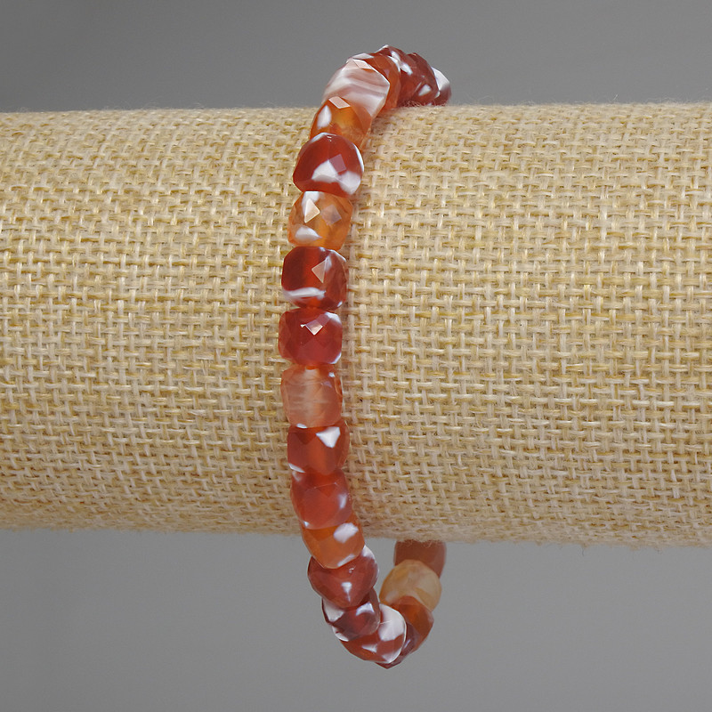 Náramek z broušeného achátu – kubíky 7×7 mm, délka 18 cm, elastický