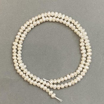 Korálky z říčních perel 3×4 mm na niti