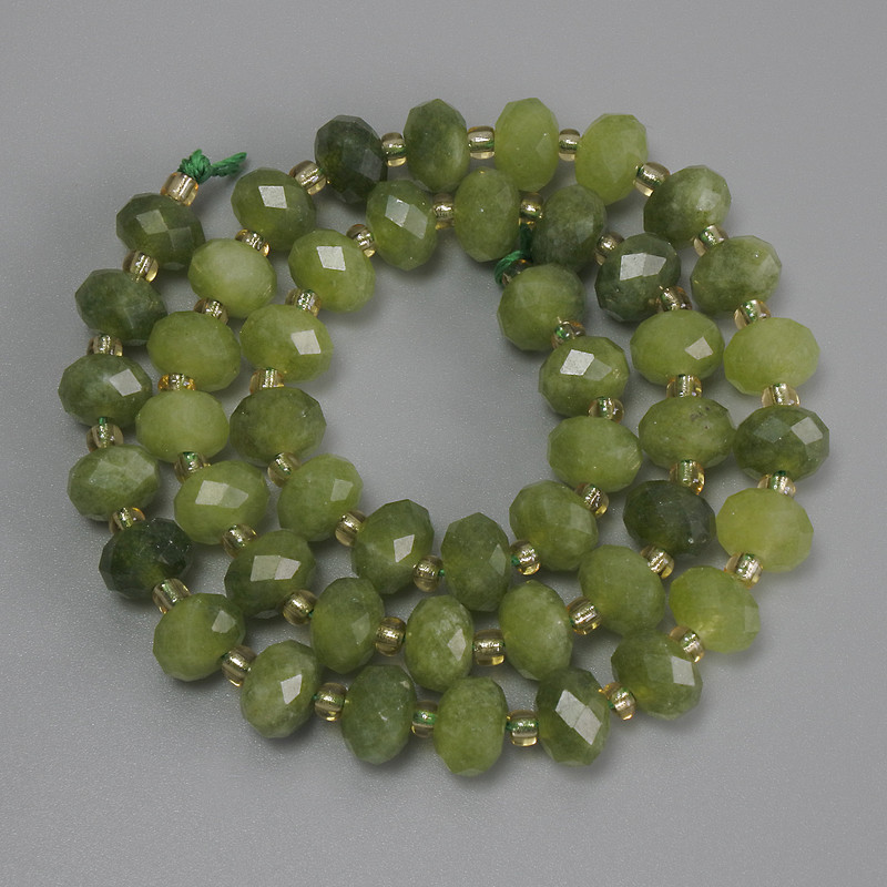 Jadeitové granované rondelové korálky, průměr 8×5 mm, 5 mm +/-, 3 mm +/- na niti, délka 37 cm +/-