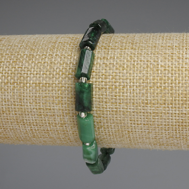 Náramek ze smaragdu, brusované kameny, průměr 11×6–7 mm, korálky 3 mm, délka 18 cm, elastický