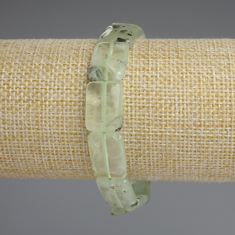 Náramek z prenitu s obdélníkovými články, rozměry 16 × 12 mm, délka 18 cm, elastická šňůrka